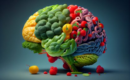 Ein Gehirn, geformt aus Obst und Fruchtsorten, wie Beeren, Zitrusfrüchten und grünem Gemüse, symbolisiert Alzheimer-Prävention durch Ernährung.