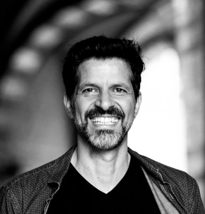 Pasquale Aleardi lächelnd bei einem professionellen Fotoshooting.