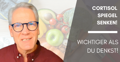 Carsten Meß als Sprecher vor transparentem Hintergrund mit Obst und Gemüse und dem Text ‚Cortisol-Spiegel senken! Wichtiger als du denkst.‘ Hinweis auf Blogbeitrag