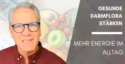 Carsten Meß als Sprecher vor transparentem Hintergrund mit Obst und Gemüse und dem Text ‚Gesunde Darmflora stärken – mehr Energie im Alltag.‘ Hinweis auf Blogbeitrag