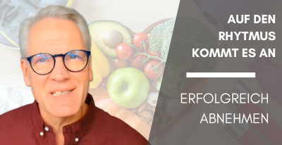 Carsten Meß als Sprecher vor transparentem Hintergrund mit Obst und Gemüse und dem Text ‚Auf den Rhythmus kommt es an – erfolgreich abnehmen.‘ Hinweis auf Blogbeitrag