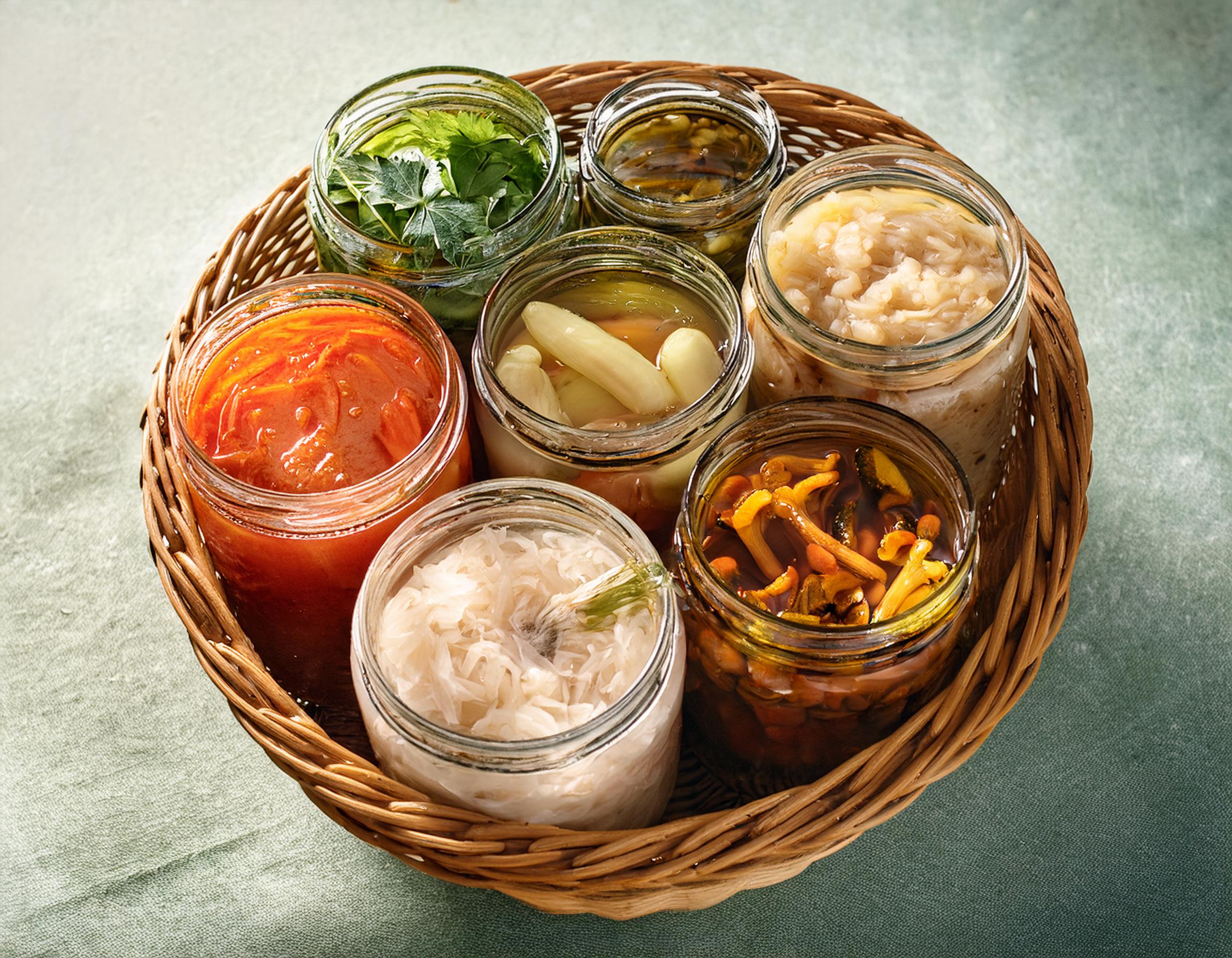 Korb mit fermentierten Lebensmitteln wie Sauerkraut, Kimchi, Joghurt und Kombucha, ideal zur Unterstützung der Darmgesundheit.