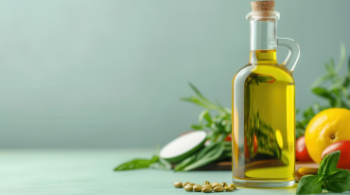 Flasche Algenöl als Omega-3-Quelle vor Obst und Gemüse als Teil einer entzündungshemmenden Ernährung