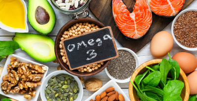 Lebensmittel, die reich an Omega-3-Fettsäuren sind, darunter Lachs, Walnüsse, Chiasamen und Leinsamen, die helfen können, den Cortisolspiegel zu senken.