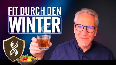 Ein Glas Tee und frische Lebensmittel auf einem winterlich dekorierten Tisch zur Stärkung des Immunsystems im Winter.