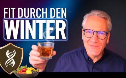 Ein Glas Tee und frische Lebensmittel auf einem winterlich dekorierten Tisch zur Stärkung des Immunsystems im Winter.