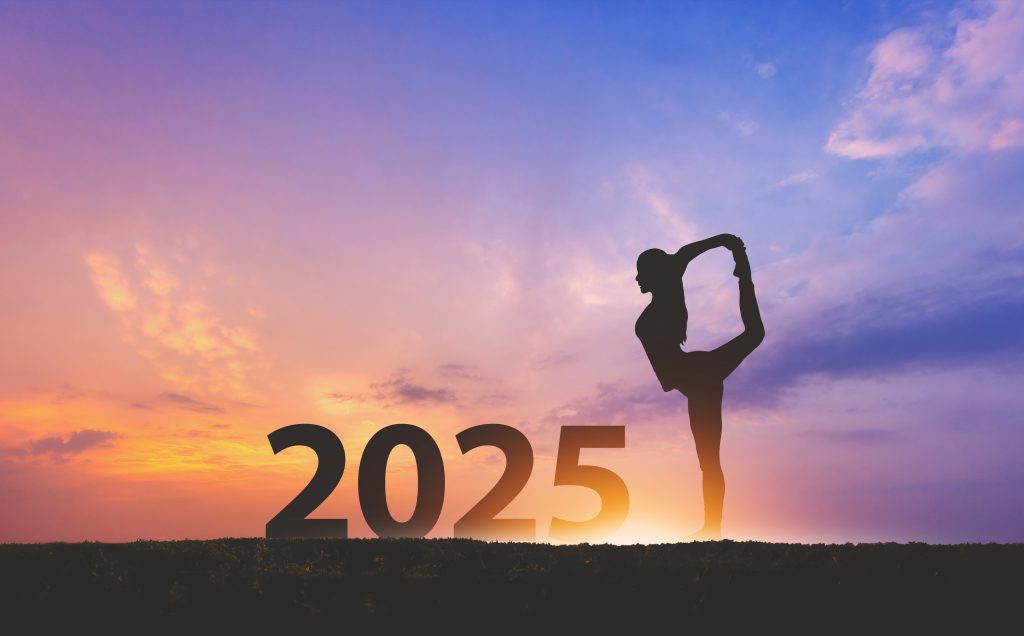 Eine Frau, die Yoga draußen in einem grünen Park macht, mit den Zahlen 2025 im Hintergrund. Symbol für einen gesunden Neustart und Wohlbefinden.