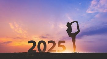 Eine Frau, die Yoga draußen in einem grünen Park macht, mit den Zahlen 2025 im Hintergrund. Symbol für einen gesunden Neustart und Wohlbefinden.