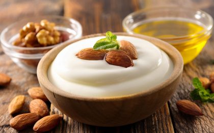 Eine Schale Joghurt mit Omega-3-reichem Bio-Leinöl und Nüssen – eine gesunde Kombination zur natürlichen Unterstützung des Sättigungsgefühls und zur Aktivierung von GLP-1.