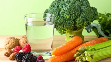 Frisches Gemüse wie Brokkoli, Karotten und Nüsse in einer Schale, ideal für eine gesunde Darmflora.