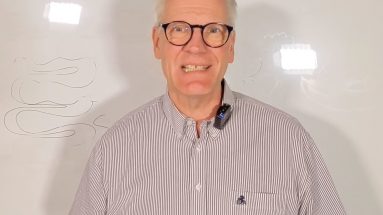 Carsten Meß steht vor einer Tafel und erklärt das ZellVitalSystem zur zellulären Gesundheitsversorgung im Gesundheitswesen