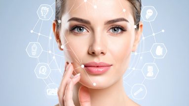 Strahlende Frau mit gesunder Haut, umgeben von stilisierten Zellstrukturen und Icons für Haut, Haare und Nägel