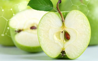 Halbierter grüner Apfel mit überblendeten Molekülstrukturen – Symbol für die Synergie natürlicher Vitamine in der Lebensmittelmatrix.