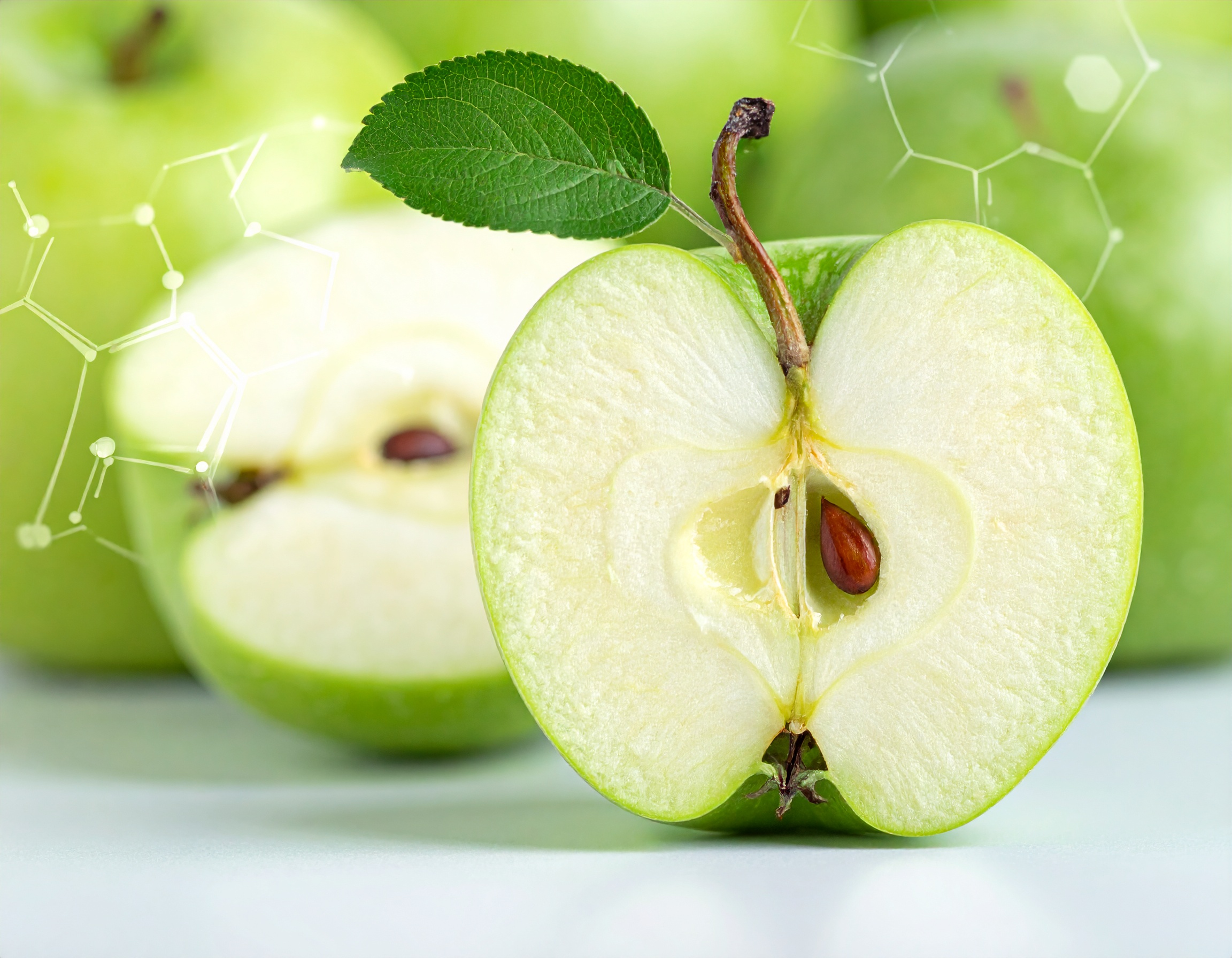 Die Kraft der natürlichen Vitamine – Mutter Natur ist der beste Chemiker Halbierter grüner Apfel mit überblendeten Molekülstrukturen – Symbol für die Synergie natürlicher Vitamine in der Lebensmittelmatrix.