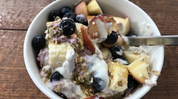 Eiweißreiches Frühstück mit Joghurt, Obst, Haferflocken und Nüssen – natürliche Lösung gegen Heißhunger am Abend.