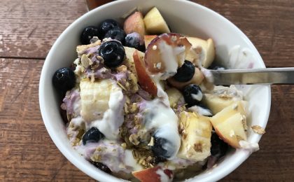 Eiweißreiches Frühstück mit Joghurt, Obst, Haferflocken und Nüssen – natürliche Lösung gegen Heißhunger am Abend.