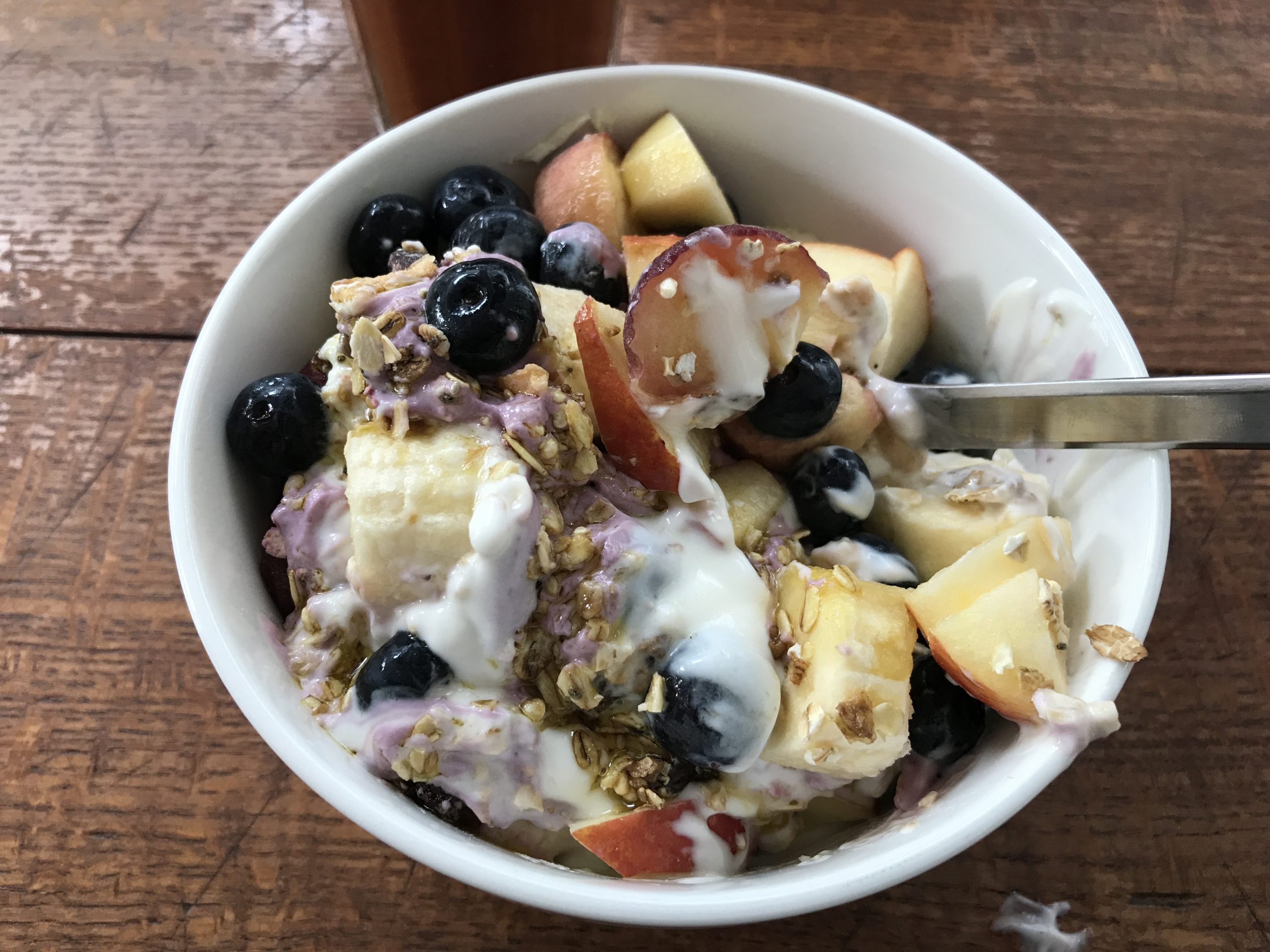Eiweißreiches Frühstück gegen Heißhunger am Abend Eiweißreiches Frühstück mit Joghurt, Obst, Haferflocken und Nüssen – natürliche Lösung gegen Heißhunger am Abend.