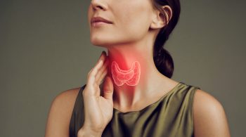 Frau mit hervorgehobener Schilddrüse im Halsbereich als Symbol für hormonelle Regulation und Stoffwechsel ab 40.