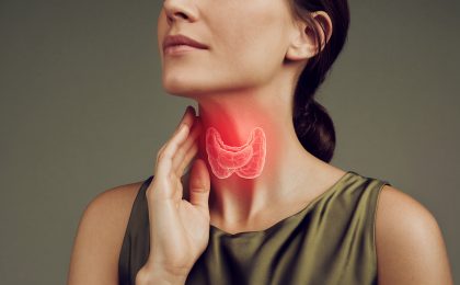 Frau mit hervorgehobener Schilddrüse im Halsbereich als Symbol für hormonelle Regulation und Stoffwechsel ab 40.