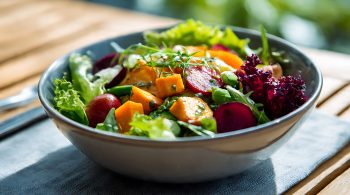Abend-Küchentisch mit gesunder Bowl,
