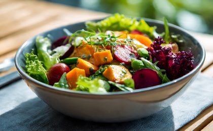 Abend-Küchentisch mit gesunder Bowl,