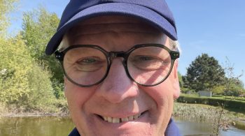 Carsten Meß auf einem Golfplatz. Der Naturheilkundler und Ernährungsberater zeigt, dass gesund älter werden bedeutet, auch mit 63 aktiv zu bleiben und Freude an Bewegung zu haben.