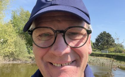 Carsten Meß auf einem Golfplatz. Der Naturheilkundler und Ernährungsberater zeigt, dass gesund älter werden bedeutet, auch mit 63 aktiv zu bleiben und Freude an Bewegung zu haben.