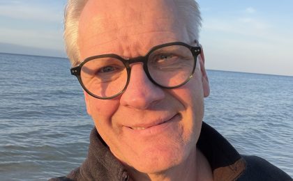 Carsten Meß bei einem zügigen Strandspaziergang an der Ostsee auf Usedom – Bewegung an der frischen Luft als Teil eines gesunden Lebensstils.