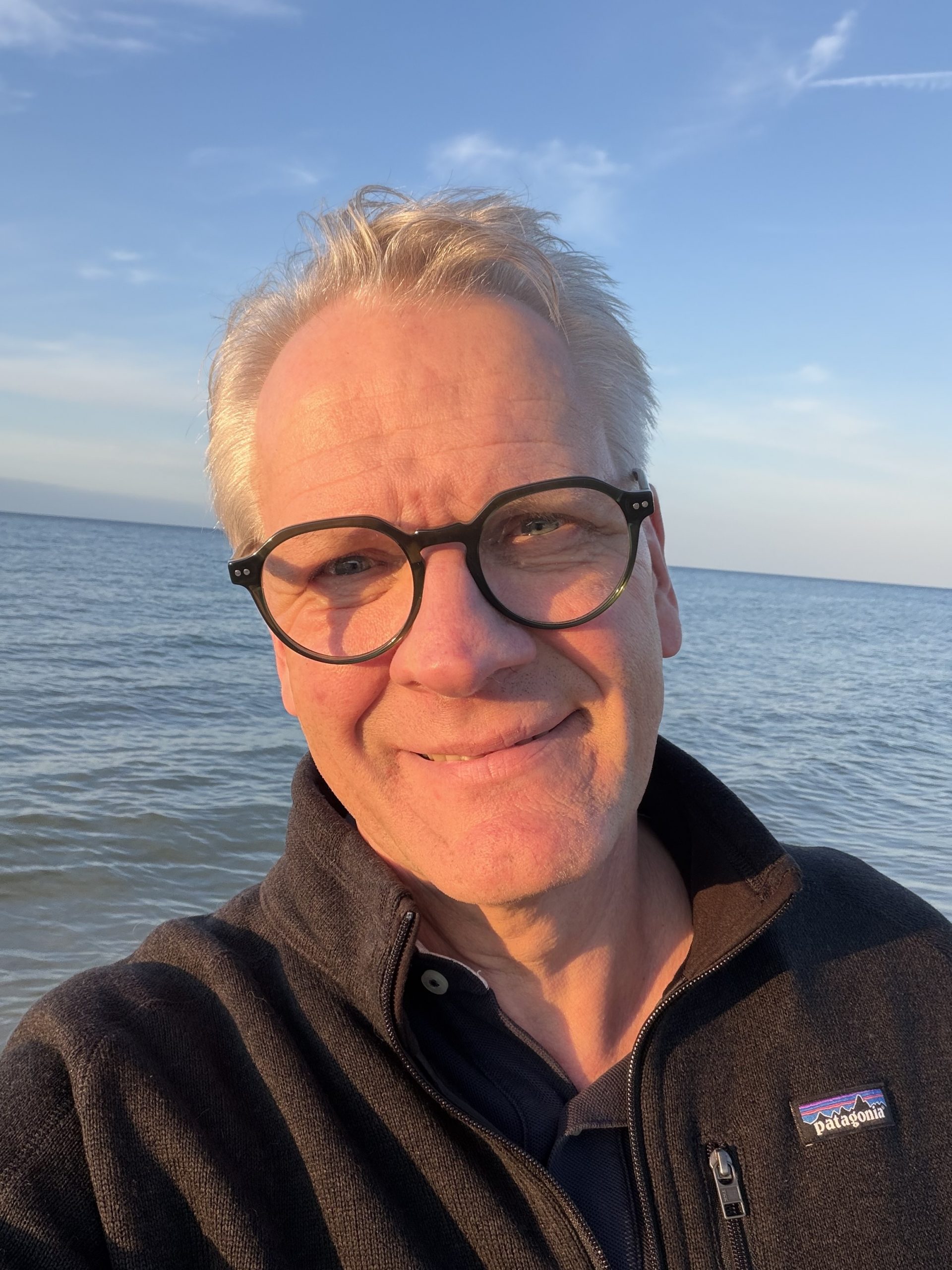 Carsten Meß beim Strandspaziergang auf Usedom Carsten Meß bei einem zügigen Strandspaziergang an der Ostsee auf Usedom – Bewegung an der frischen Luft als Teil eines gesunden Lebensstils.