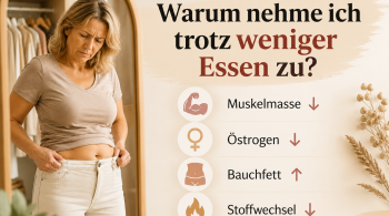 Frau in den Wechseljahren betrachtet kritisch ihre Kleidung. Die Grafik erklärt, warum viele Frauen trotz weniger Essen zunehmen – durch Muskelverlust, sinkenden Östrogenspiegel und einen verlangsamten Stoffwechsel.
